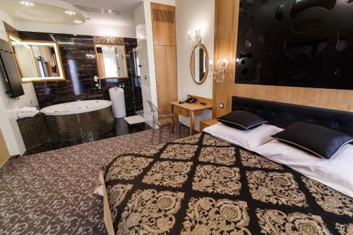 Säng eller sängar i ett rum på Hotel Janów