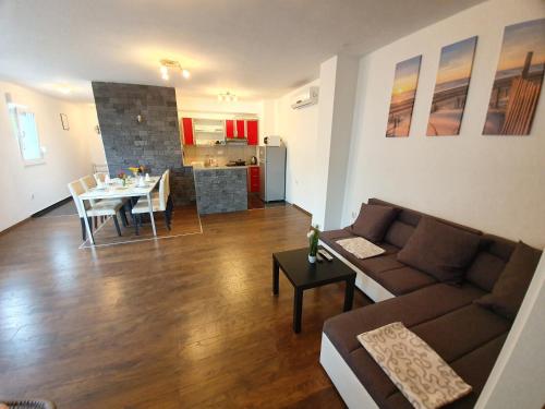 un soggiorno con divano e tavolo di Apartments Lara a Drvenik