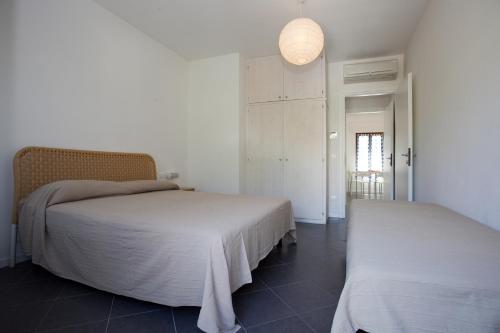 una camera con due letti e un lampadario di Residenza Jennifer a Lido di Jesolo