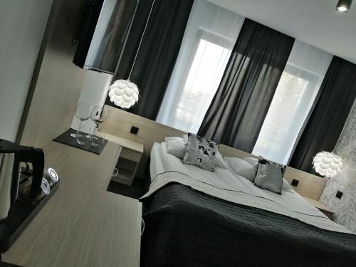 sypialnia z łóżkiem i dużym oknem w obiekcie Willa Sandomierska w mieście Sandomierz