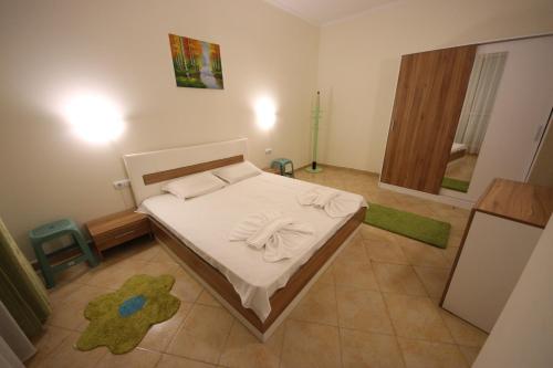 Säng eller sängar i ett rum på Menada Negresco Apartments