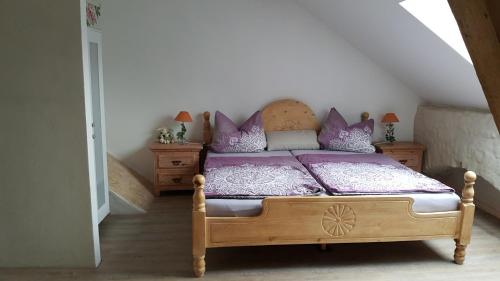 um quarto com uma cama de madeira e almofadas roxas em Gramke/Henkel Quellenburgstraße em Sprockhövel