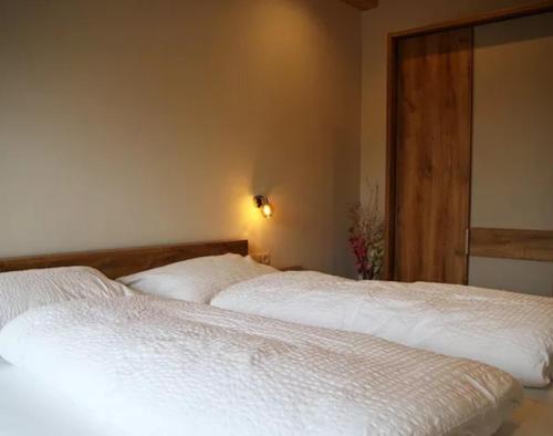 two beds sitting next to each other in a bedroom at Gisshübelhof in Andrian