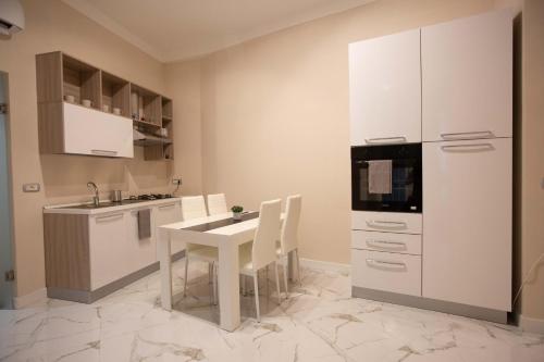 A kitchen or kitchenette at Privilege Chiaia by Dimorra