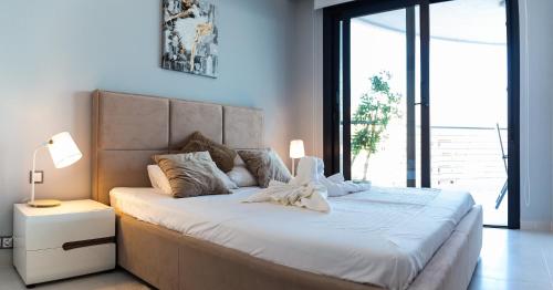 una camera da letto con un grande letto con una grande finestra di Alicante View Wonderful ad Arenales del Sol