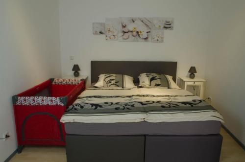 a bedroom with a large bed in a room at Ferienwohnung Auf dem Hofe in Bad Langensalza