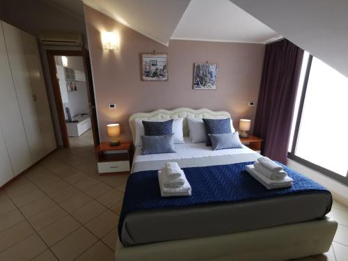 Un dormitorio con una cama grande con toallas. en B&B Louise, en Santa Maria Capua Vetere