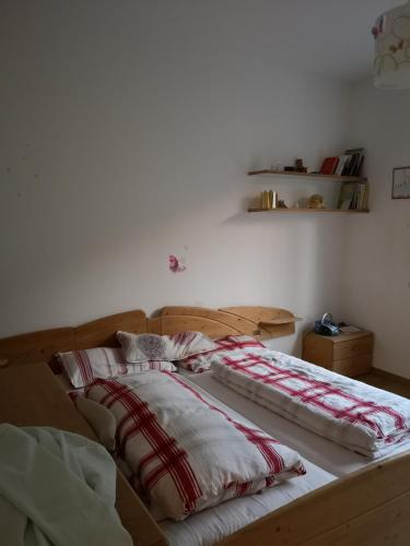 เตียงในห้องที่ Gemütliche Wohnung Bozen