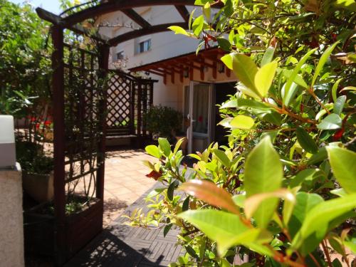 an entrance to a garden with a wooden gate at Hotel El Pescador in Perillo