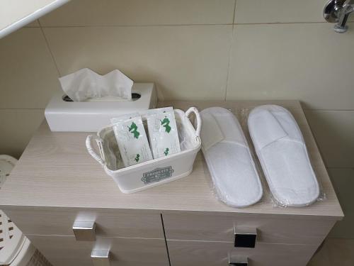 Un estante con dos platos y una caja. en B&B Louise, en Santa Maria Capua Vetere