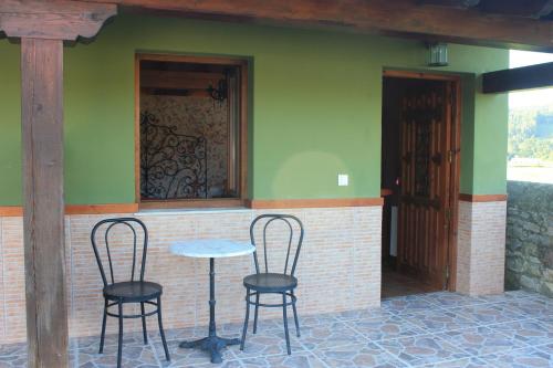 Llosa de Ibio في Ibio: طاولة و كرسيين امام المبنى