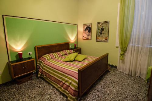 una camera con un letto con una parete verde di holiday home cheats a Foiano della Chiana