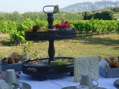 una mesa con una bandeja de fruta en un stand en La Dentellière, en Saint-Hippolyte-le-Graveyron
