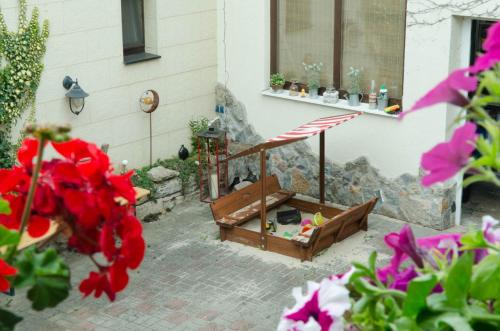 a patio with a table and flowers in front of a building at Ferienwohnung Auf dem Hofe in Bad Langensalza
