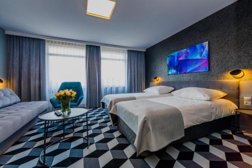 Кровать или кровати в номере Hotel Wyspiański
