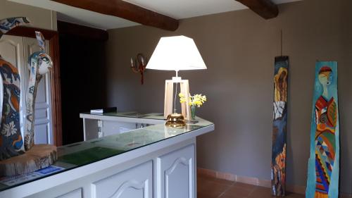 een lamp op een aanrecht in een kamer bij Domaine de Rilhac in Saint-Agrève