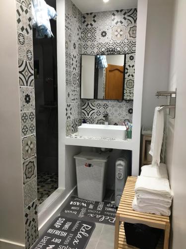 une salle de bain avec un lavabo et un miroir dans l'établissement 23 Rue de la République, à Gérardmer