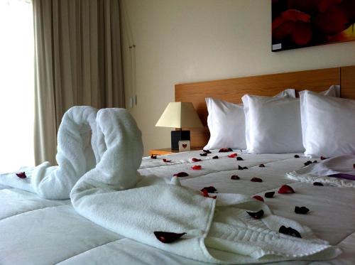 a bedroom with a bed with roses on it at Hotel Rural Quinta da Conchada in Aguieira