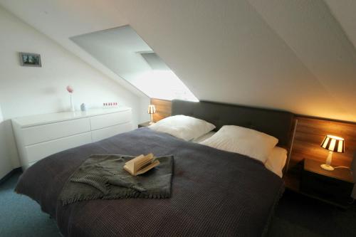 ein Schlafzimmer mit einem Bett und einem Tablett darauf in der Unterkunft Potenberg 10 by Rujana in Binz
