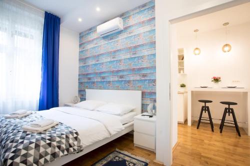 Un dormitorio con una pared de ladrillo y una cama en City Center Apartments, en Zagreb