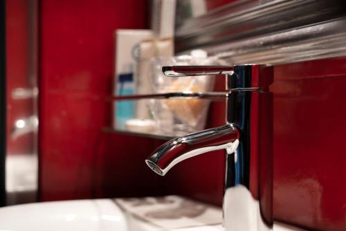 un lavandino in bagno con rubinetto di Merulana Star a Roma