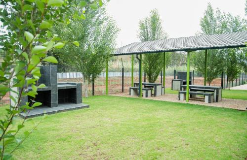 ミデルバーグにある3 Lux Suitesの公園内のベンチ付きピクニックシェルター