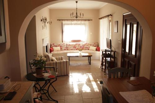 Area soggiorno di *Villa Pap-Live the Greek hospitality in a village*