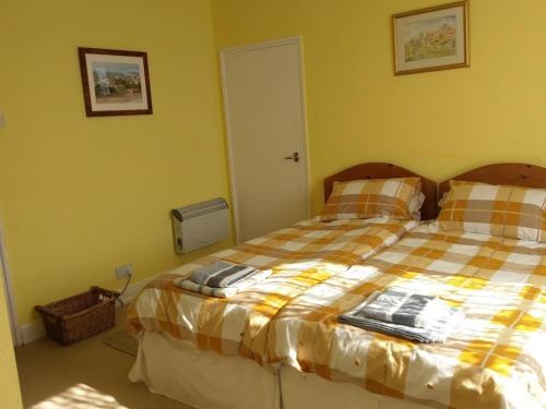 um quarto com uma cama com um cobertor xadrez em Heavenly Outlook em Scarborough