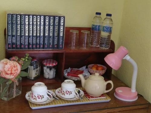 uma prateleira com garrafas de água e um conjunto de chá em Heavenly Outlook em Scarborough