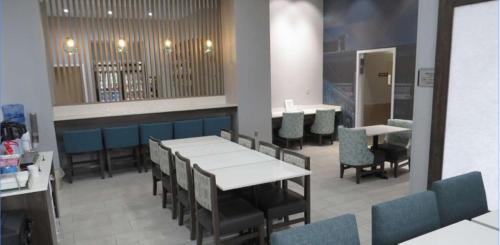 a dining room with tables and chairs in a restaurant at Best Western Plus Wilkes Barre-Scranton Airport Hotel in Pittston