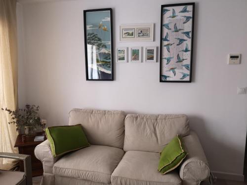 sala de estar con sofá y 3 espejos en Japan Beach Parque del Oeste en Málaga