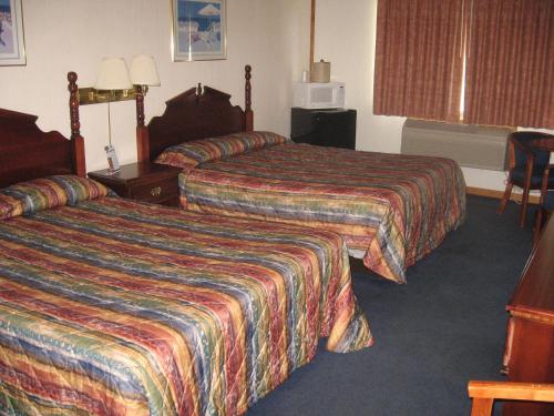 Ένα ή περισσότερα κρεβάτια σε δωμάτιο στο Mackinaw Budget Inn