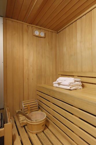 a room with a sauna with towels and a bucket at Hotel Relax Roma Nord in Fiano Romano