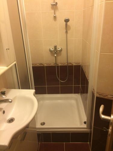 a bathroom with a sink and a bath tub at Studio Apartment Mala plaža in Kaštela
