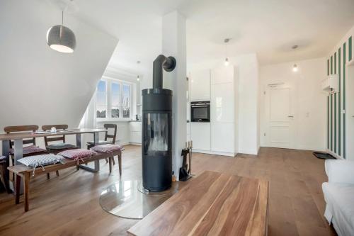a living room with a fireplace in the middle of it at Ferien Hohes Elbufer - FeWo in Schnakenbek