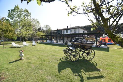 a bird is standing next to a horse drawn carriage at Villa Isabella in Marina di Grosseto