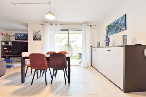 2-Br with Terrace and Pool in the Heart of Palm Beach
