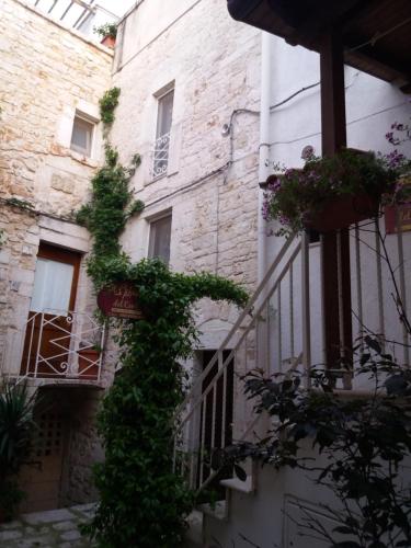 a building with plants growing on the side of it at Il rifugio del conte in Conversano