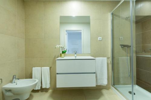 y baño con lavabo, aseo y ducha. en Ocean house en Ponta Delgada