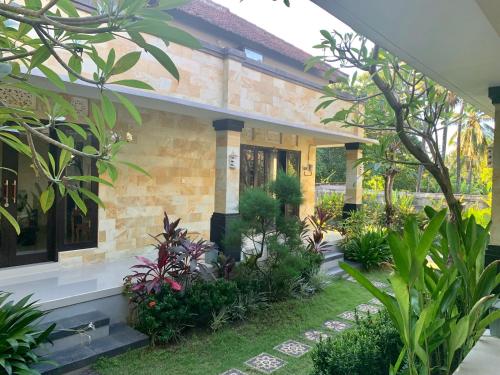 a house with a garden in front of it at Pondok Ardi Villas in Tejakula