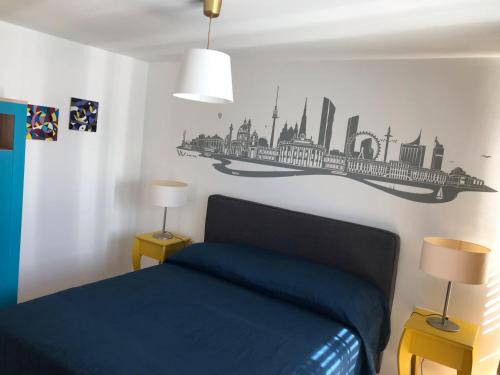 Un dormitorio con una cama azul y un mural de la ciudad en la pared en Yellow Flower Apartment with Pool - 5 min to Lake, en Viena