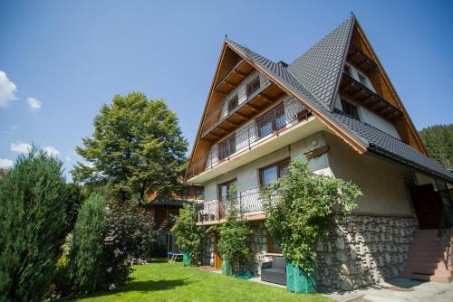 een groot huis met een schilddak bij Apartament Stanisława in Zakopane
