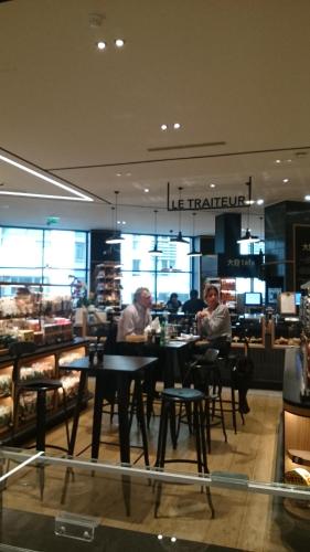 deux hommes assis à table dans un restaurant dans l'établissement Toureifelchampselysee, à Paris