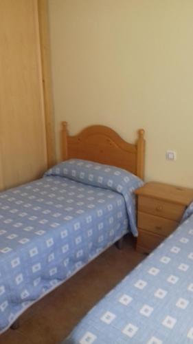 um quarto com duas camas e uma mesa de cabeceira em Casas Valleiruelas em Las Cruceras