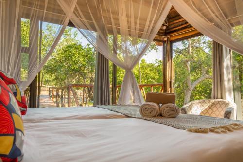 Llit o llits en una habitació de Panzi Lodge