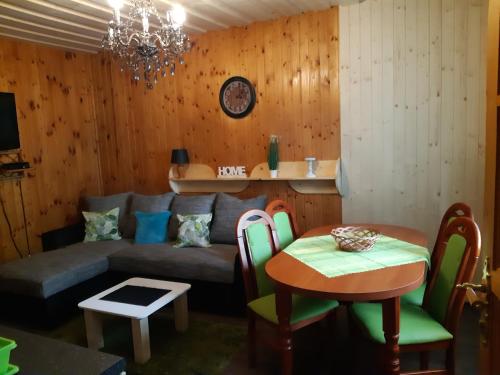 sala de estar con sofá y mesa en Drevenica Talia, en Liptovský Mikuláš