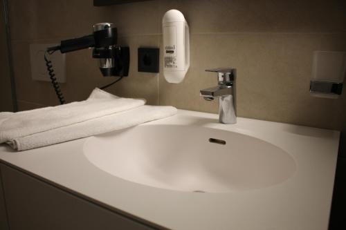 Ένα μπάνιο στο MO Hotel by WMM Hotels