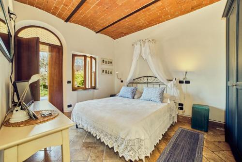 um quarto com uma cama e uma secretária e uma cama sidx sidx em B&B Daria - Deb'S Monticchiello em Monticchiello