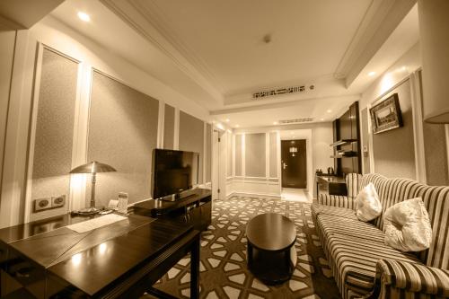 Uma televisão e/ou sistema de entretenimento em Paramount Gallery Hotel