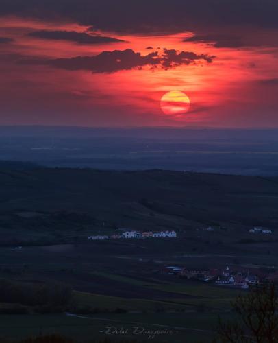 a sunset with the sun in the sky at Apartmán u pláže s terasou in Pavlov